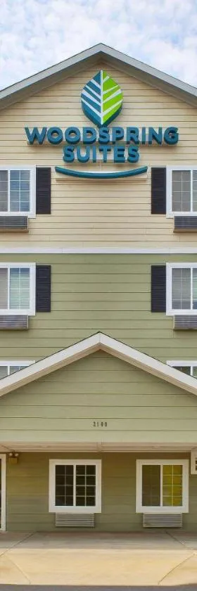 WoodSpring Suites St Louis St Charles，位于圣查尔斯的酒店