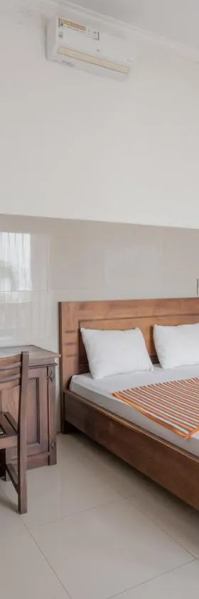 Rommeo Inn Lovina Mitra RedDoorz，位于Temukus的酒店