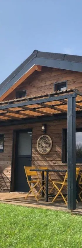 Mini chalet Le Refuge，位于杜省的酒店