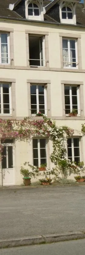Sylvia's house - ground floor flat，位于Jarnages的酒店