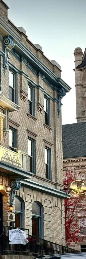 The Port Hotel，位于华盛顿港的酒店