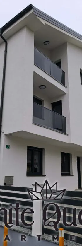 White Queen Apartments，位于Sanski most的酒店