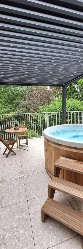 Treetop Retreat with Private Spa Mountain Views，位于沃伯顿的酒店