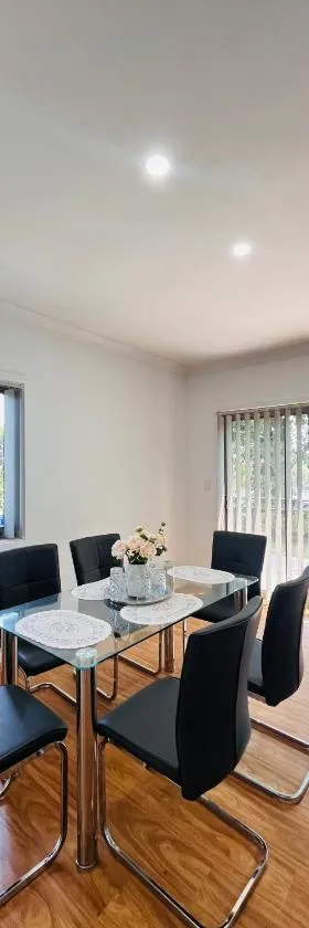 Lovely Modern Family home for your family and friends，位于Narwee的酒店