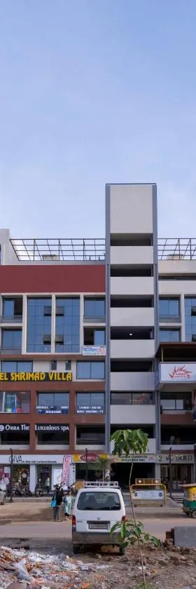 Hotel Shrimad Villa Gandhinagar，位于甘地讷格尔的酒店