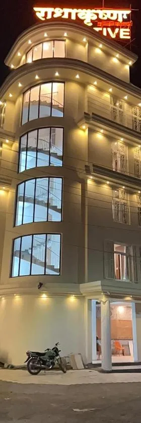 RadhaKrishna Executive Lodge，位于Tuljapur的酒店