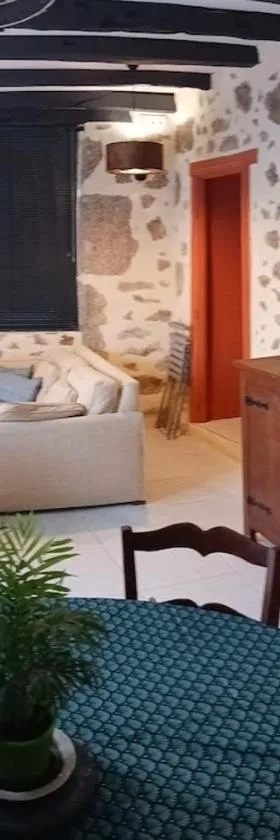 Luminous step-free apartment!，位于Piégut-Pluviers的酒店