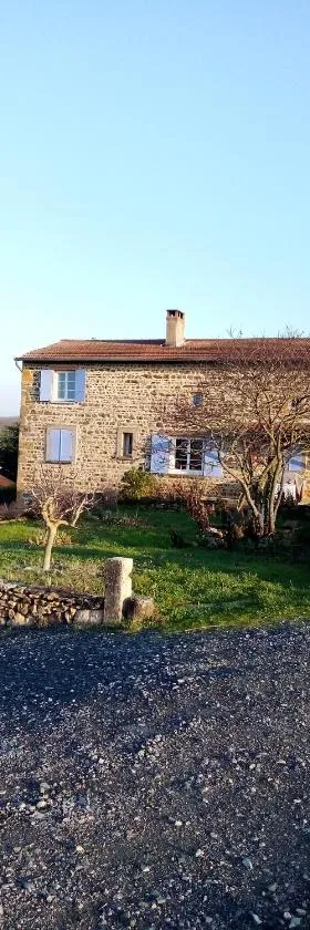 Chez Steph，位于Saint-Germain-Nuelles的酒店