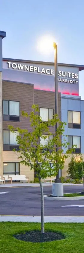 克林伯利南不伦瑞克万豪广场套房酒店，位于克兰伯里的酒店