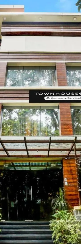 Super Townhouse Oak Pacify Hills，位于Rājpur的酒店
