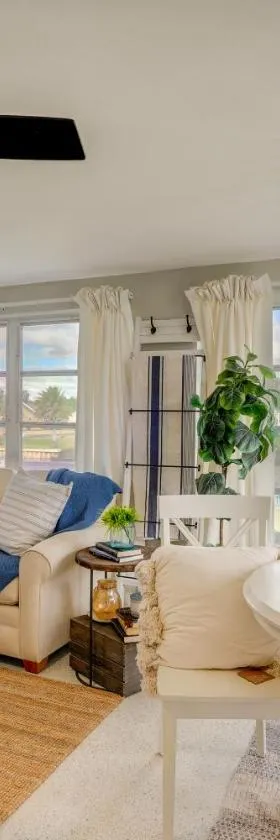 Dock and Lanai Waterfront Punta Gorda Cottage，位于蓬塔戈尔达的酒店