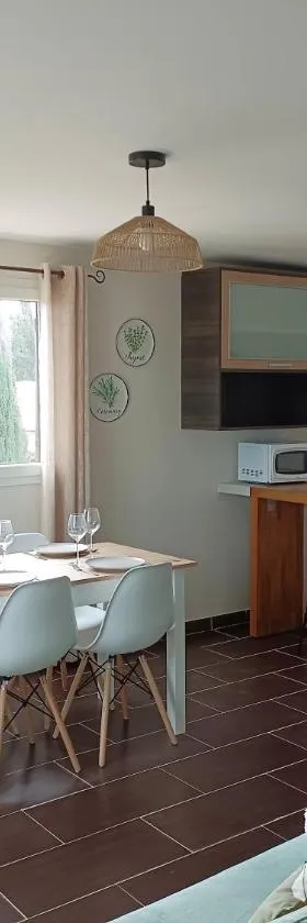 Gîte à la ferme，位于Sénas的酒店