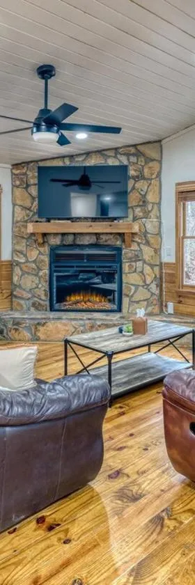 Cozy Cabin With Hot Tub, Grill, Fire Pit & Game Room，位于蓝岭的酒店