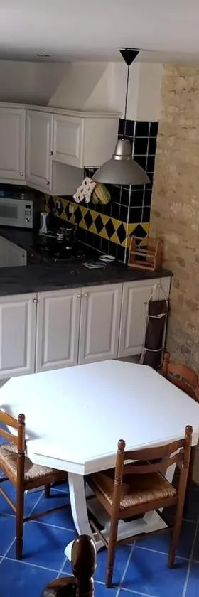 Maison avec 4 chambres，位于Dampierre-sur-Boutonne的酒店
