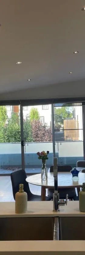 Room in Newport Modern townhouse - Walk to stunning ocean view，位于Newport的酒店