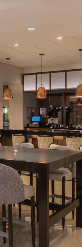 芝加哥麋鹿格罗夫喜来登套房酒店，位于埃尔克格罗夫村的酒店