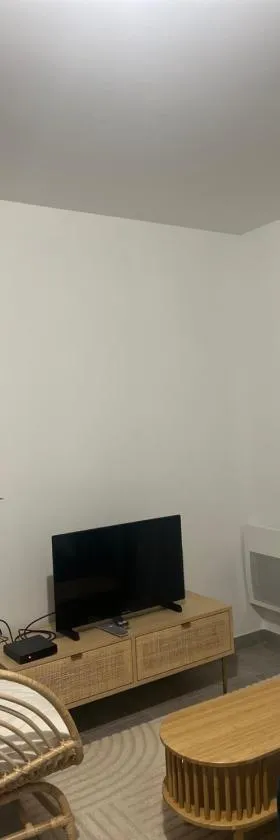 Appartement moderne et spacieux avec terrasse privée 1，位于卡尔邦布朗的酒店