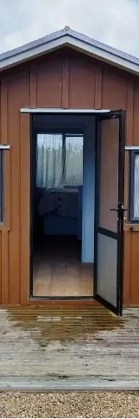 Miranda Cabin 1 Bedroom, Sleeps 4, No Wifi, Outside Bathroom, No running water in cabin，位于米兰达的酒店