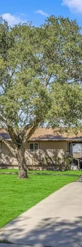 Schertz Country Farmhouse on 1 acre with Gameroom，位于舍尔茨的酒店