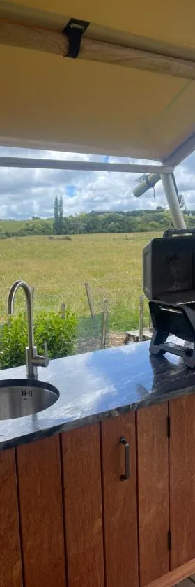 Hidden Valley Glamping，位于Buckland的酒店