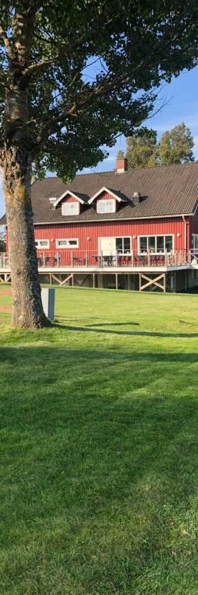 Valnäs Golf Krog & Rum，位于Grums的酒店