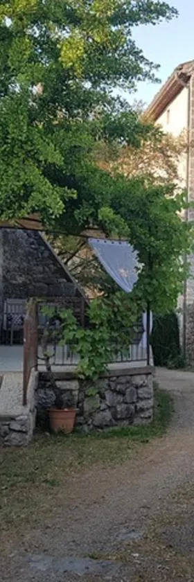 Gîte de L'impasse du Puits，位于Saint Alban Auriolles的酒店