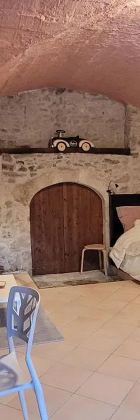 joli studio dans cuvage d'une maison vigneronne，位于Saint-Yvoine的酒店