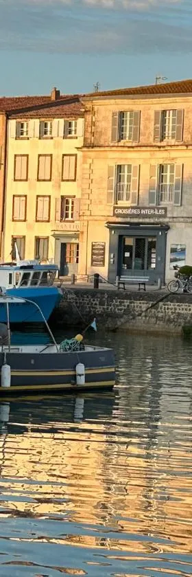 Vue sur le port，位于圣马丹德雷的酒店