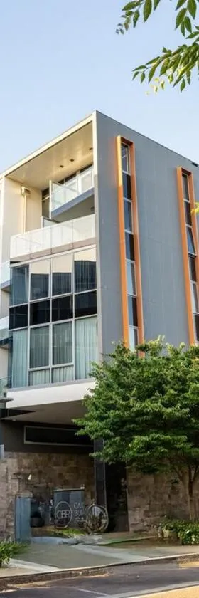 Lakefront Modern 2 BDR Apartment with 2 Parking Kingston，位于金斯顿的酒店