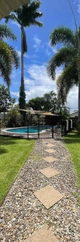 Tropical family beach house，位于Holloways Beach的酒店