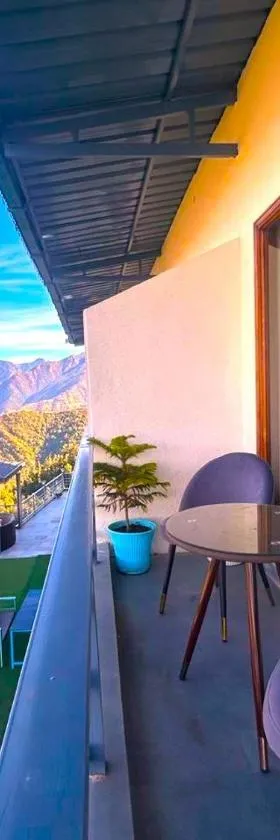 Living On The Edge A Luxury Stay，位于穆索里的酒店