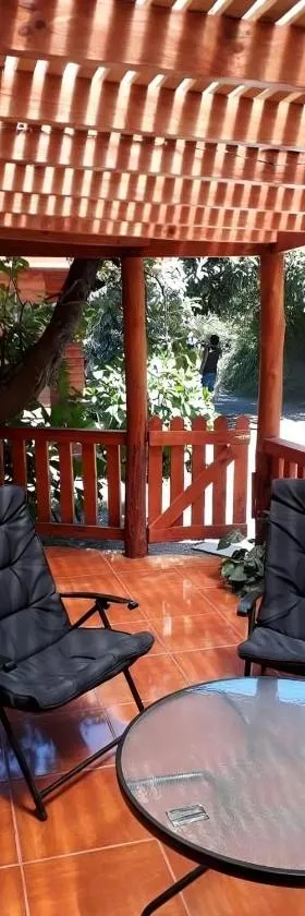 Cabaña la Araucaria，位于El Manzano的酒店