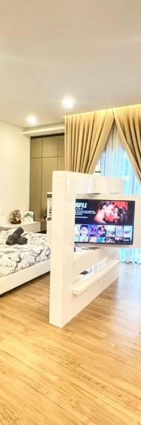 Symphony Tower - Self Check in, Privacy, Epic City View, Netflix, Free Parking，位于蕉赖的酒店
