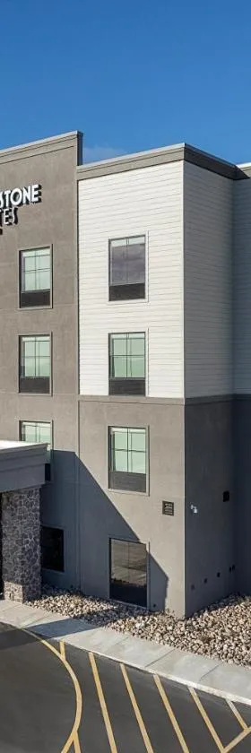 Riverstone Suites by Cobblestone Hotels - Chippewa Falls，位于奇珀瓦福尔斯的酒店