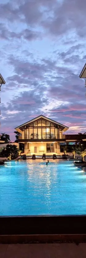 Near Airport Luxury on a Budget Gym, Pool, 55 Smart TV, Balcony facing amenities，位于Pusok的酒店