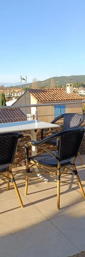 Bel appartement avec vue en centre ville，位于拉隆德莱丝莫里斯的酒店
