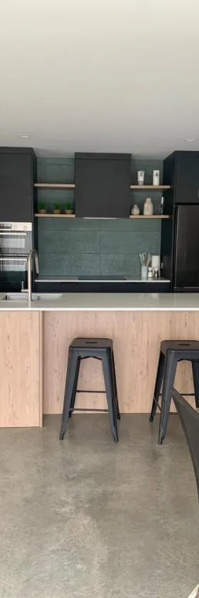Modern and Spacious 4 bedroom Home only 2yo，位于新普利茅斯的酒店