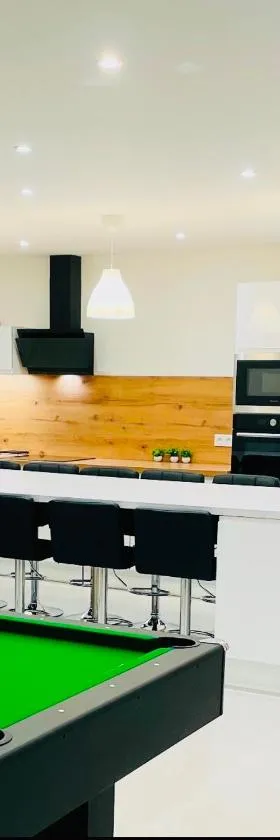 Villa 220 m2 avec 5 chambres 6 lits doubles 2 toilettes 2 salles de bain，位于Beire-le-Châtel的酒店