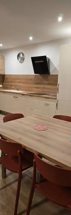 Appartement cosy près de Sceneo et Auchan au dessus du fleuriste Bellafleur，位于Longuenesse的酒店