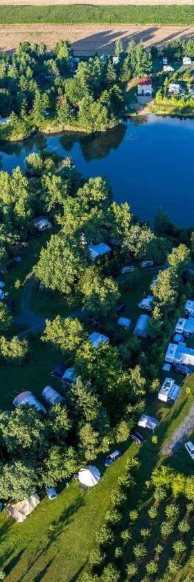 Camping Forteca, parcele kempingowe nad wodą, z własnym namiotem lub przyczepą，位于Uciechów的酒店