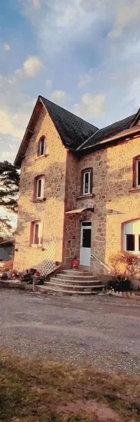 Au doux refuge，位于Saint-Exupéry-les-Roches的酒店