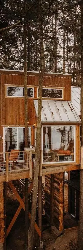 Treehouse-Small Eagles Perch over the water，位于安吉利斯港的酒店