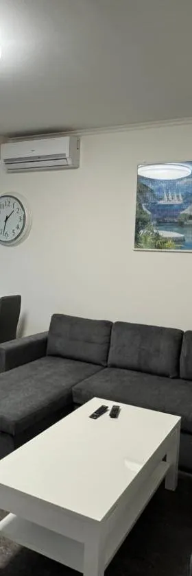 3 Bedroom Apartment, Playground, bounce mat jump ring，位于Poruba的酒店