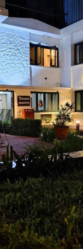 7 ROADS RESORT 50mts to lake，位于科代卡纳尔的酒店