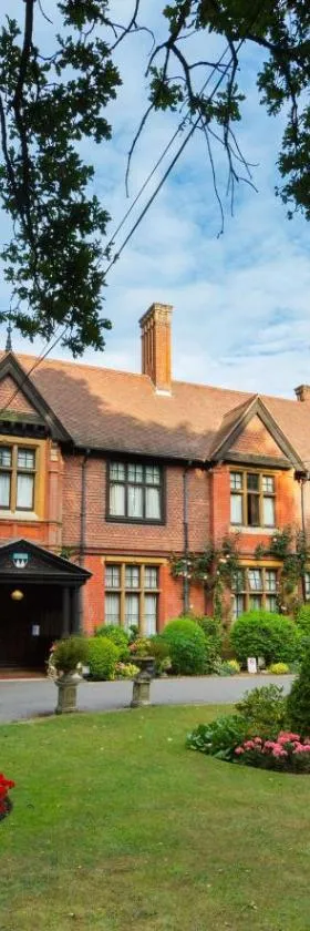 Stanhill Court Hotel, a member of Radisson Individuals，位于查尔伍德的酒店