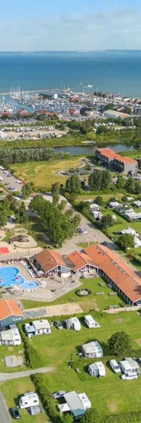 First Camp Bogense Strand Camping & Cottages，位于博恩瑟的酒店