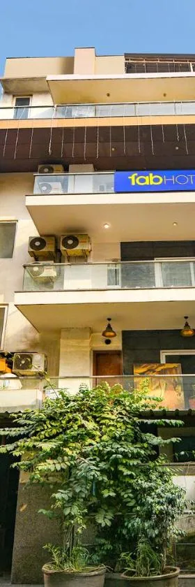 FabHotel Silver Oak BnB - Nr Yashobhoomi Convention Centre，位于加姆布的酒店