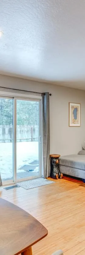 10 Mi to Heavenly Mountain Home with Deck and Yard，位于南太浩湖的酒店