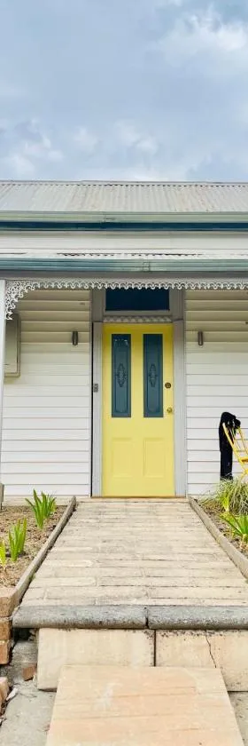 Updated Cottage on Large Sunny Block - 5 mins-CBD，位于Canadian的酒店