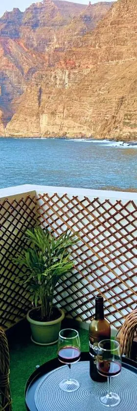 Beachfront Gem with Sand and Sea at Your Doorstep，位于桑蒂亚戈德尔泰德的酒店
